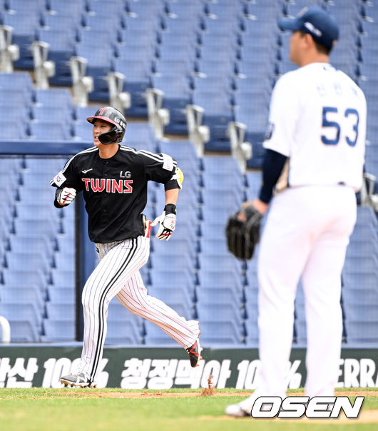 2회초 LG 선두타자 송찬의가 좌월 솔로 홈런을 날린 뒤 베이스를 돌고 있다. 2022.03.20 /cej@osen.co.kr