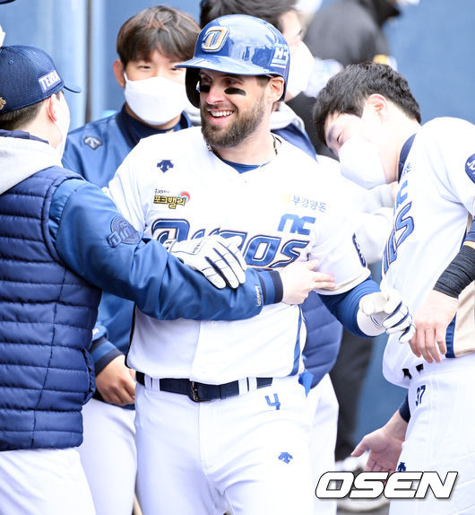 20일 오후 창원NC파크에서 KBO리그 NC 다이노스와 LG 트윈스의 시범경기가 열렸다.4회말 1사 1루 NC 마티니가 추격의 좌월 솔로포를 때려낸 뒤 더그아웃에서 환영을 받고 있다. 2022.03.20 /cej@osen.co.kr