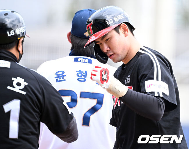 2회초 1사 2,3루 LG 홍창기가 달아나는 1타점 좌익선상으로 향하는 적시타를 때려낸 뒤 김호 코치와 기뻐하고 있따. 2022.03.20 /cej@osen.co.kr
