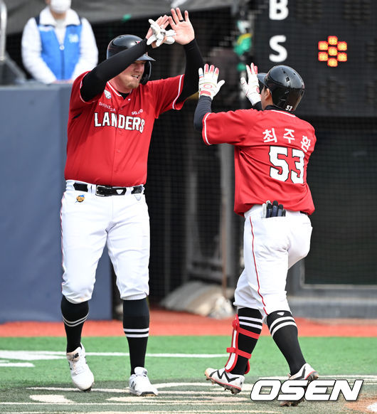 4회초 무사 1루 SSG 최주환이 2점 홈런을 날리고 1루 주자 크론과 기뻐하고 있다 2022.03.20 / soul1014@osen.co.kr