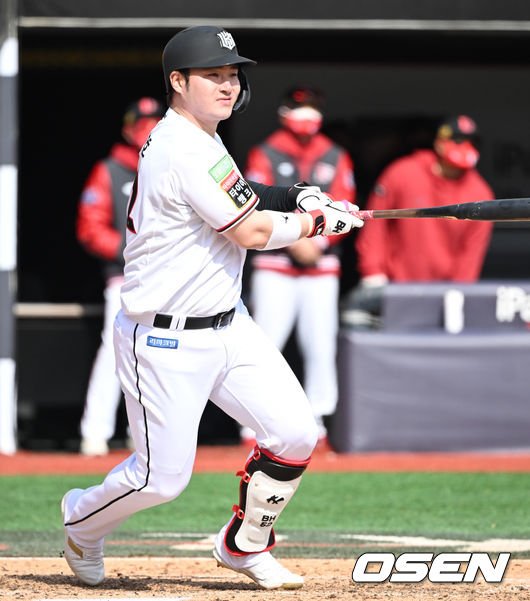 20일 오후 경기도 수원시 수원KT위즈파크에서 KBO리그 시범경기 KT 위즈와 SSG 랜더스의 경기가 진행됐다.5회말 2사 루 KT 박병호가 1타점 적시타를 날리고 있다.  2022.03.20 / soul1014@osen.co.kr