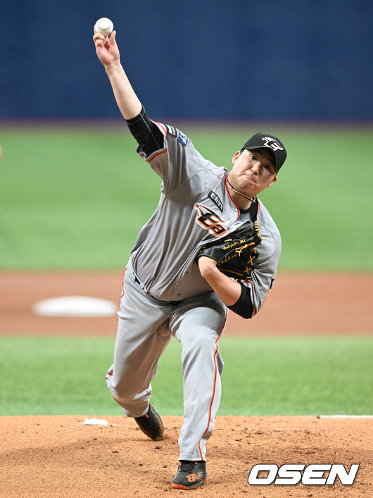 20일 서울 고척스카이돔에서 2022 KBO리그 시범경기 키움 히어로즈와 한화 이글스의 경기가 열렸다.1회말 무사에서 한화 선발투수 김민우가 역투하고 있다. 2022.03.20 / sunday@osen.co.kr