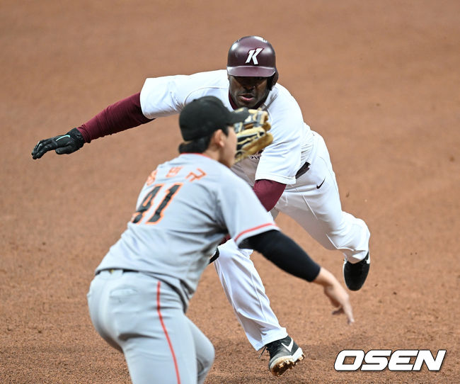 20일 서울 고척스카이돔에서 2022 KBO리그 시범경기 키움 히어로즈와 한화 이글스의 경기가 열렸다.5회말 1사 1루 키움 이병규의 땅볼 때 2루에 안착한 1루주자 푸이그가 3루로 쇄도하고 있다. 2022.03.20 / sunday@osen.co.kr