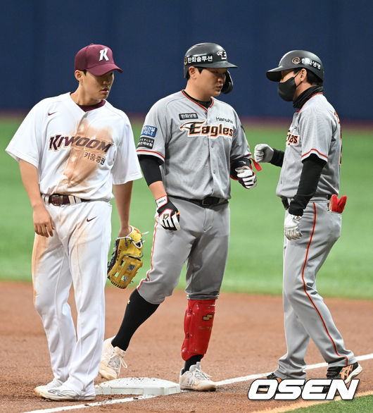 1회초 1사 1,2루에서 한화 김태연이 우전 적시타를 치고 전상렬 코치와 하이파이브를 하고 있다. 2022.03.20