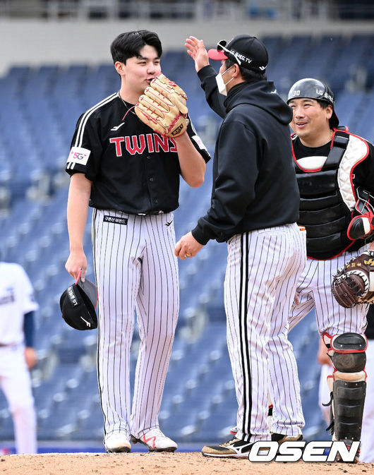 5회말 2사 1루 LG 선발 이민호가 마운드에서 내려오고 있다. 2022.03.20 /cej@osen.co.kr