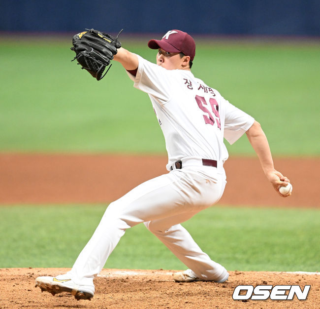 20일 서울 고척스카이돔에서 2022 KBO리그 시범경기 키움 히어로즈와 한화 이글스의 경기가 열렸다.7회초 무사에서 키움 장재영이 역투하고 있다. 2022.03.20