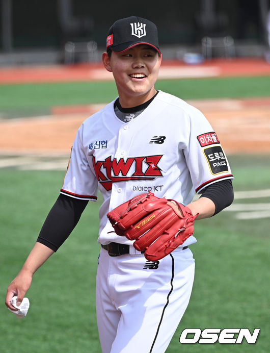 1회초 이닝종료 후 KT 선발투수 소형준이 미소 지으며 더그아웃으로 들어가고 있다. 2022.03.20 / soul1014@osen.co.kr