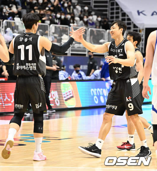 20일 오후 수원 수원KT소닉붐 아레나에서 2021-2022 KGC인삼공사 정관장 프로농구 정규리그 수원 KT와 서울 삼성의 경기가 진행됐다.3쿼터 KT 김영환이 3점슛을 성공시킨뒤 어시스트 기록한 양홍석과 하이파이브를 하고 있다. 2022.03.20 / soul1014@osen.co.kr