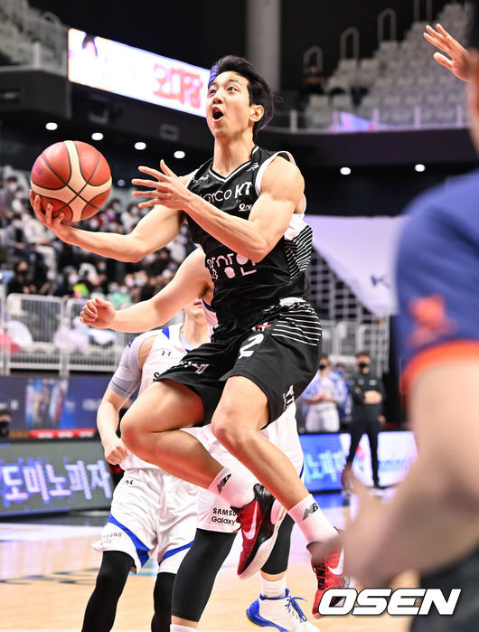 20일 오후 수원 수원KT소닉붐 아레나에서 2021-2022 KGC인삼공사 정관장 프로농구 정규리그 수원 KT와 서울 삼성의 경기가 진행됐다.3쿼터 KT 허훈이 더블클러치슛을 시도하고 있다. 2022.03.20 / soul1014@osen.co.kr