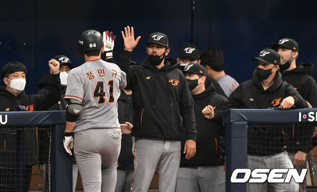 20일 서울 고척스카이돔에서 2022 KBO리그 시범경기 키움 히어로즈와 한화 이글스의 경기가 열렸다.6회초 2사 3루에서 한화 정민규가 좌월 투런 홈런을 치고 더그아웃에서 수베로 감독의 축하를 받고 있다. 2022.03.20