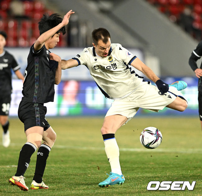 전반 인천 무고사가 슈팅을 시도하고 있다. 2022.03.20 / dreamer@osen.co.kr