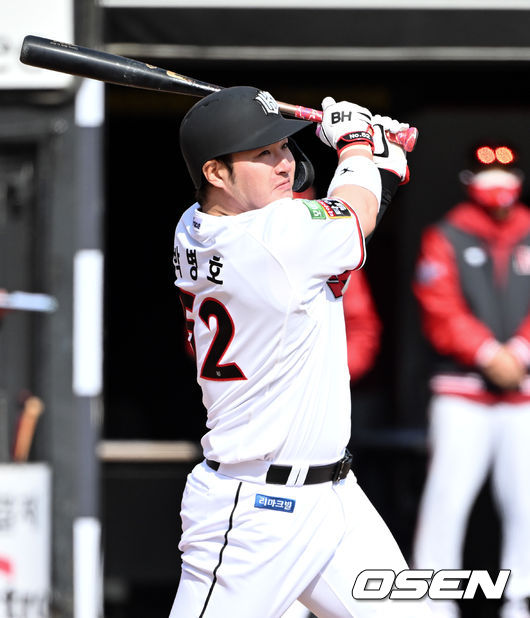 20일 오후 경기도 수원시 수원KT위즈파크에서 KBO리그 시범경기 KT 위즈와 SSG 랜더스의 경기가 진행됐다.5회말 2사 루 KT 박병호가 1타점 적시타를 날리고 있다.  2022.03.20 / soul1014@osen.co.kr