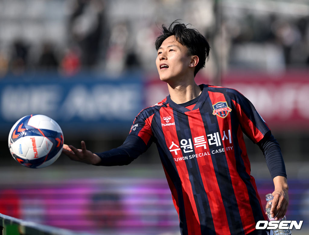 경기를 마치고 수원FC 이승우가 팬들에게 사인볼을 전하고 있다. 2022.03.20 / dreamer@osen.co.kr