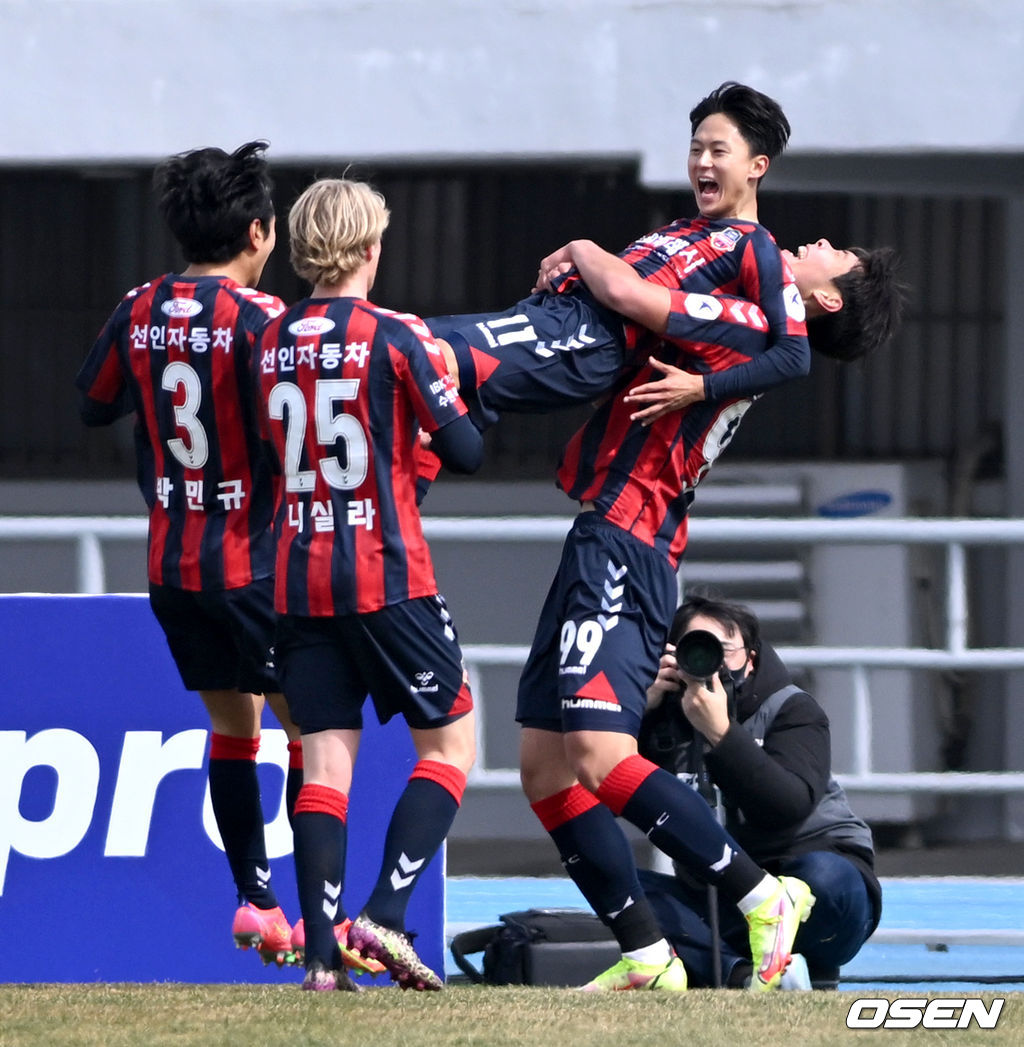 전반 수원FC 이승우가 동점골을 작렬시킨 뒤 동료들과 환호하고 있다. 2022.03.20 / dreamer@osen.co.kr
