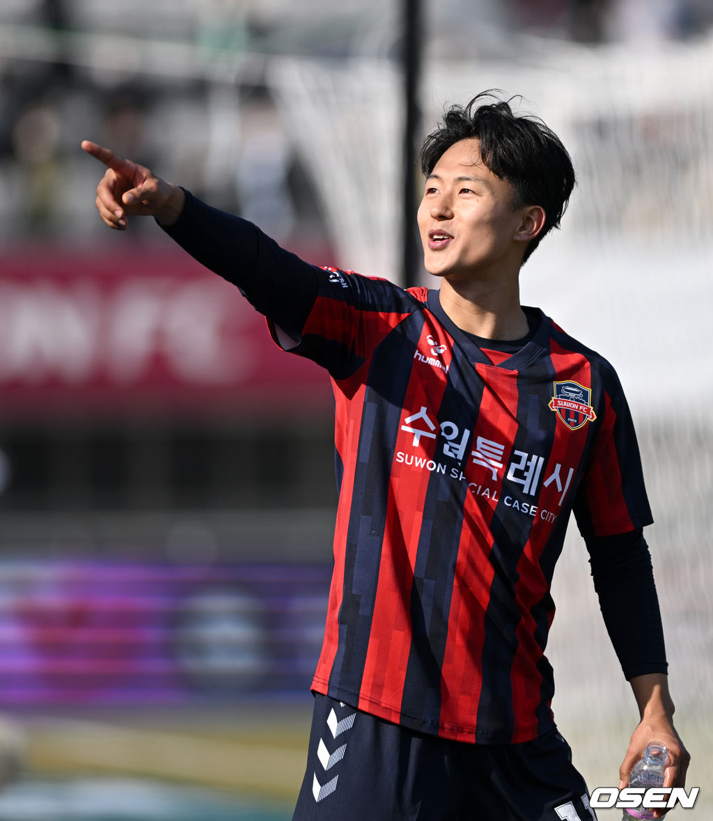 경기를 마치고 수원FC 이승우가 팬들에게 사인볼을 전하며 미소짓고 있다. 2022.03.20 / dreamer@osen.co.kr