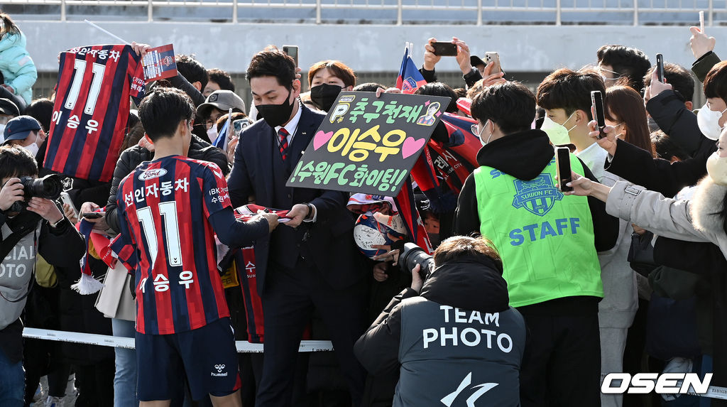 경기를 마치고 수원FC 이승우가 팬들에게 사인을 선물하고 있다. 2022.03.20 / dreamer@osen.co.kr