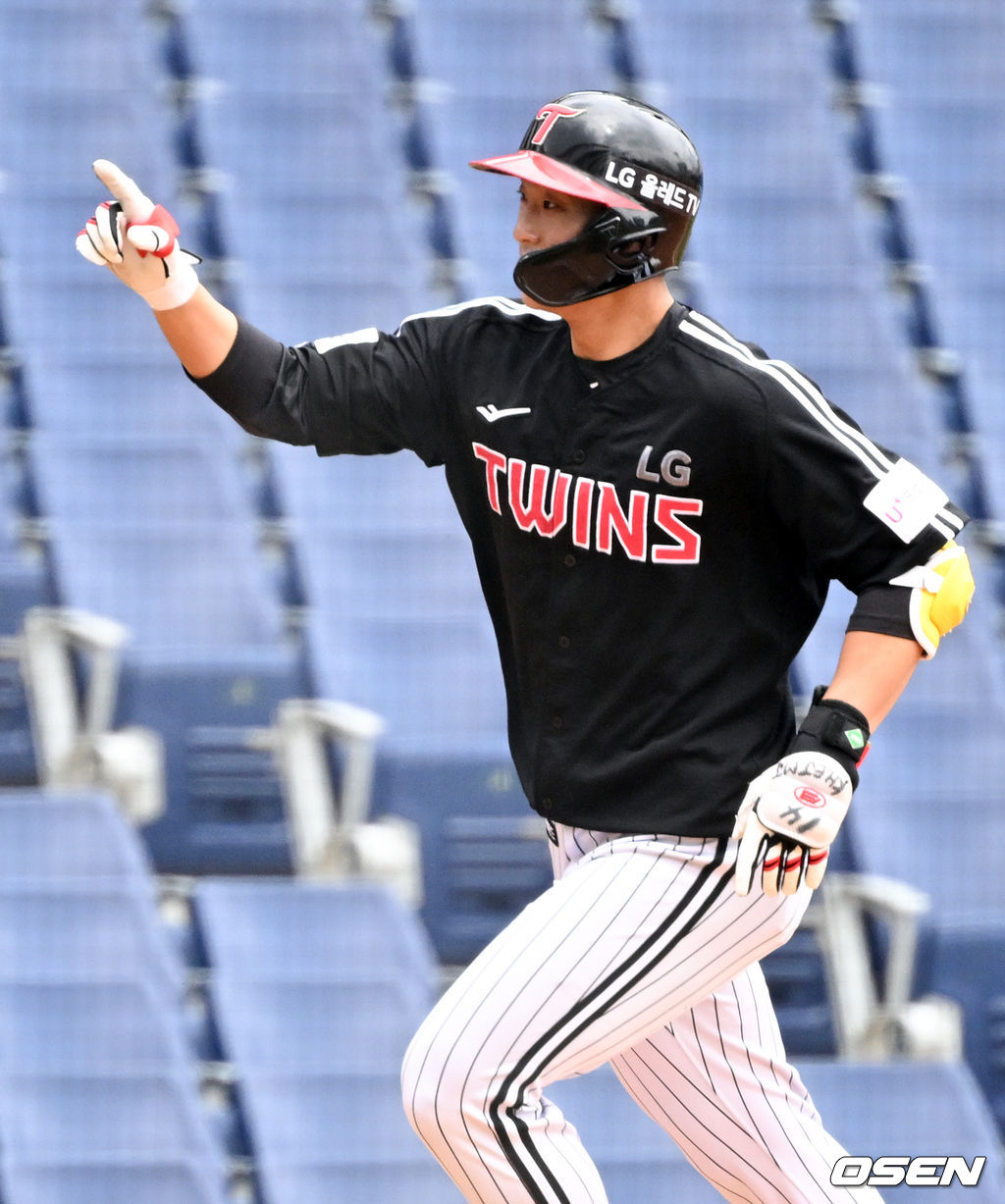 20일 오후 창원NC파크에서 KBO리그 NC 다이노스와 LG 트윈스의 시범경기가 열렸다.2회초 LG 선두타자 송찬의가 좌월 솔로 홈런을 날린 뒤 베이스를 돌고 있다. 2022.03.20 /cej@osen.co.kr