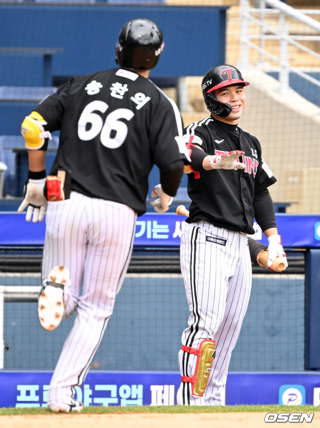 2회초 LG 선두타자 송찬의가 좌월 솔로 홈런을 날린 뒤 홈에서 문성주의 환영을 받고 있다. 2022.03.20 /cej@osen.co.kr