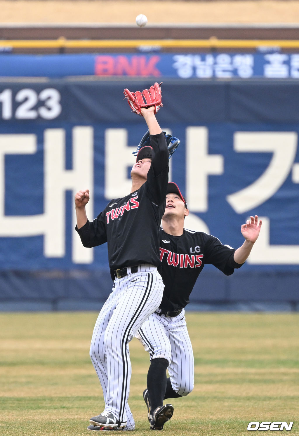9회말 1사 LG 2루수 송찬의가 NC 이재용의 외야 뜬공을 포구하던 중 중견수 한석현과 충돌하고 있다. 2022.03.20 /cej@osen.co.kr