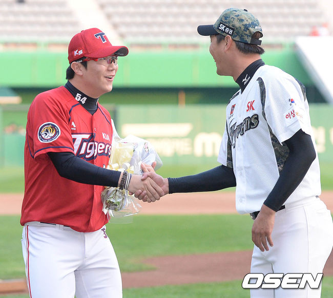 2015년 양현종이 1000탈삼진을 달성한 김광현에게 꽃다발을 선물하고 있다./OSEN DB