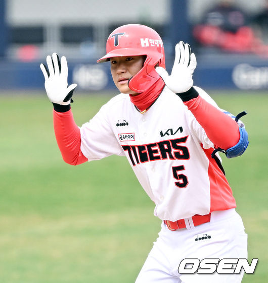 21일 오후 광주기아챔피언스필드에서 KBO리그 KIA 타이거즈와 두산 베어스의 시범경기가 열렸다.3회말 2사 2루 KIA 김도영이 좌익선상으로 향하는 추격의 1타점 적시 2루타를 때려낸 뒤 세리머니를 하고 있다. 2022.03.21 /cej@osen.co.kr