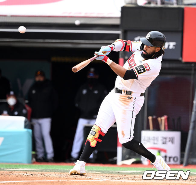 3회말 무사에서 KT 라모스가 솔로포를 날리고 있다. 2022.03.21 /jpnews@osen.co.kr