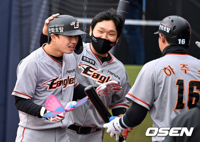 6회초 한화 이원석이 동점 스리런포를 날리고 김태연, 하주석과 기뻐하고 있다. 2022.03.21 /jpnews@osen.co.kr