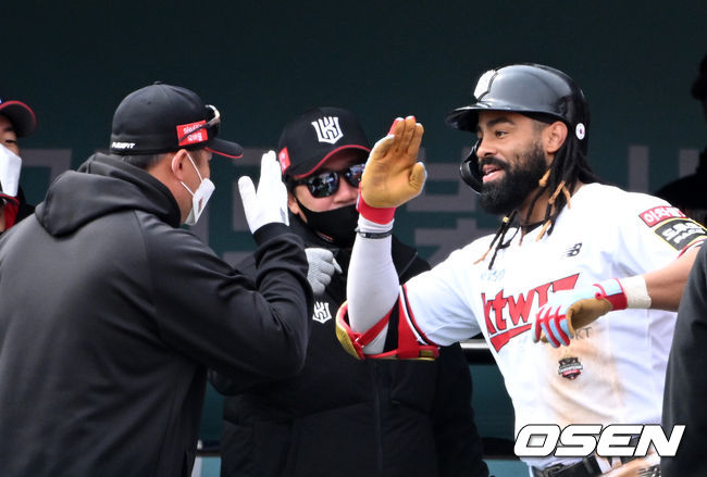 3회말 무사에서 KT 라모스가 솔로포를 날리고 김강 코치와 세리머니를 하고 있다. 2022.03.21 /jpnews@osen.co.kr