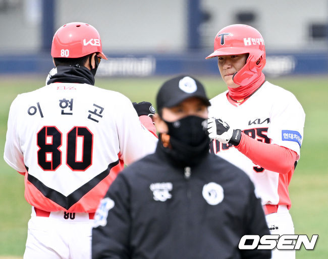 21일 오후 광주기아챔피언스필드에서 KBO리그 KIA 타이거즈와 두산 베어스의 시범경기가 열렸다.3회말 2사 2루 KIA 김도영이 좌익선상으로 향하는 추격의 1타점 적시 2루타를 때려낸 뒤 이현곤 코치와 기뻐하고 있다. 2022.03.21 /cej@osen.co.kr