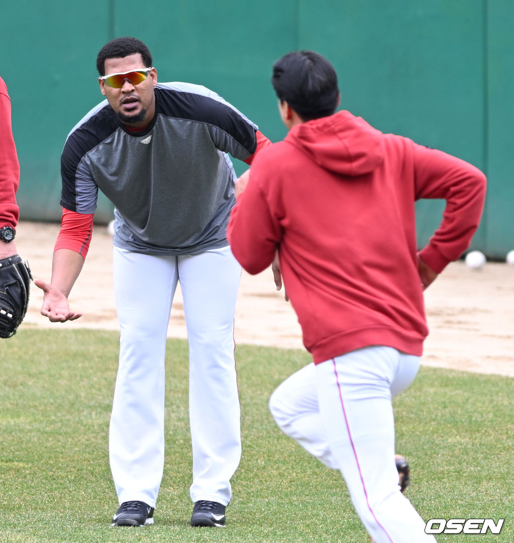 1군에 합류한 SSG 김광현(오른쪽)과 외국인 투수 이반 노바가 러닝 훈련을 펼치고 있다. 2022.03.21 / dreamer@osen.co.kr