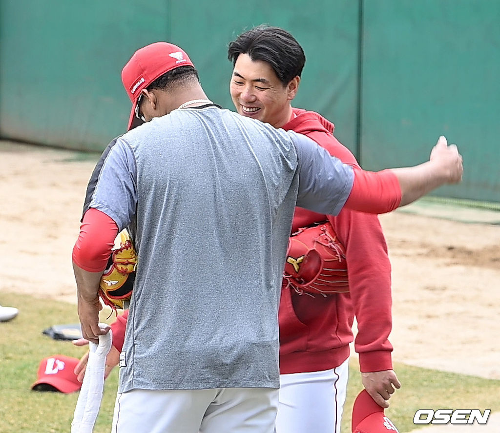 1군에 합류한 SSG 김광현(오른쪽)과 외국인 투수 이반 노바가 캐치볼을 마친 뒤 인사를 나누고 있다. 2022.03.21 / dreamer@osen.co.kr