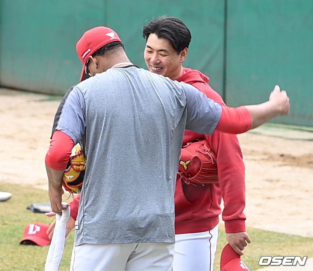 1군에 합류한 SSG 김광현(오른쪽)과 외국인 투수 이반 노바가 캐치볼을 마친 뒤 인사를 나누고 있다. 2022.03.21 / dreamer@osen.co.kr