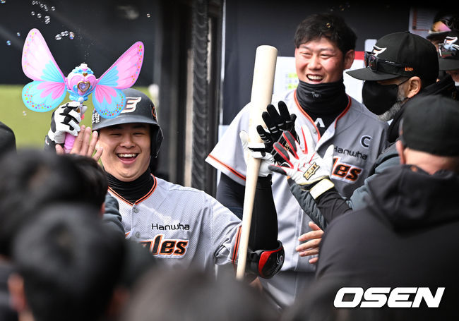 2회초 한화 노시환이 선제 솔로포를 날리고 비누방울을 뿜으며 기뻐하고 있다. 2022.03.21 