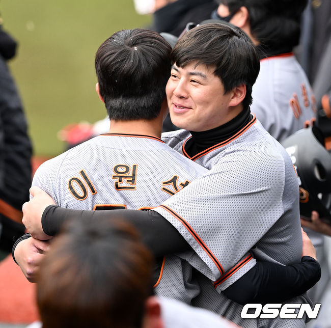 6회초 한화 이원석이 동점 스리런포를 날리고 노시환과 기뻐하고 있다. 2022.03.21 /jpnews@osen.co.kr