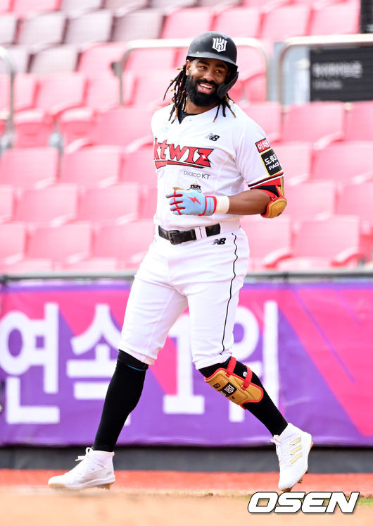 2회말 무사에서 KT 라모스가 안타를 날리고 미소짓고 있다. 2022.03.21 /jpnews@osen.co.kr