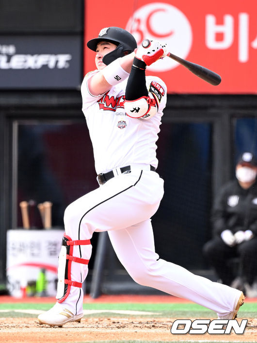 3회말 무사에서 KT 박병호가 솔로포를 날리고 타구를 바라보고 있다. 2022.03.21 /jpnews@osen.co.kr