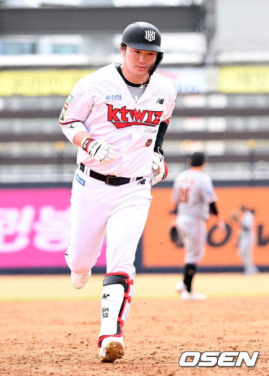3회말 무사에서 KT 박병호가 솔로포를 날리고 그라운드를 돌고 있다. 2022.03.21 /jpnews@osen.co.kr