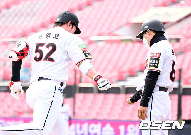 3회말 무사에서 KT 박병호가 솔로포를 날리고 최만호 코치와 가위바위보 세리머니를 하고 있다. 2022.03.21