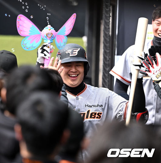 2회초 무사에서 한화 노시환이 선제 솔로포를 날리고 미소짓고 있다. 2022.03.21 /jpnews@osen.co.kr