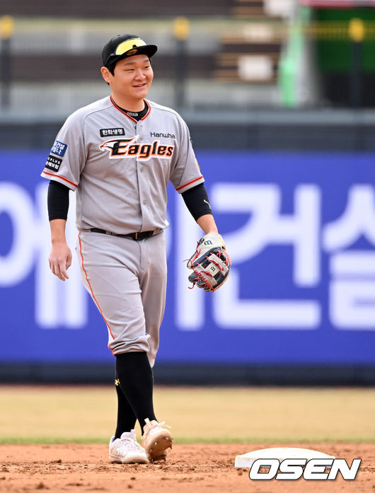 5회말 한화 김태연이 수비를 준비하며 미소짓고 있다. 2022.03.21