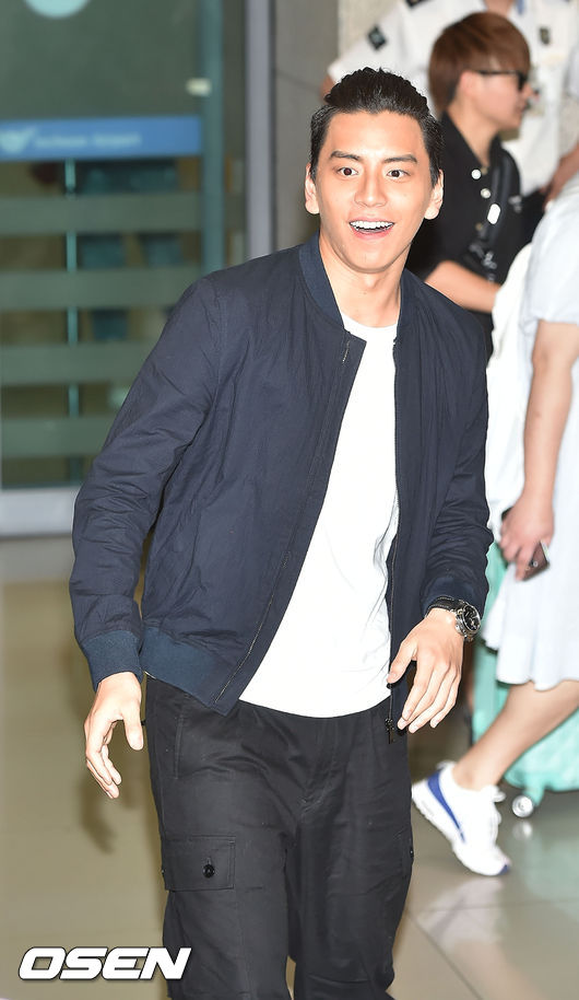 왕대륙이 환하게 웃으며 출국장을 통과하고 있다./ rumi@osen.co.kr