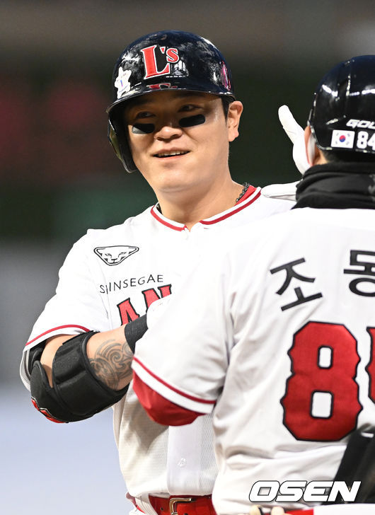 21일 인천 SSG랜더스필드에서 ’2022 신한은행 SOL KBO리그’ 시범경기 SSG 랜더스와 LG 트윈스의 경기가 열렸다.4회말 무사 선두타자로 나선 SSG 추신수가 안타를 날리고 1루에 안착해 세리머니를 하고 있다. 2022.03.21 / dreamer@osen.co.kr