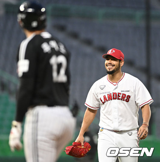 21일 인천 SSG랜더스필드에서 ’2022 신한은행 SOL KBO리그’ 시범경기 SSG 랜더스와 LG 트윈스의 경기가 열렸다.4회초 2사 1루 상황 LG 루이즈를 투수 앞 땅볼로 이끈 SSG 선발 폰트가 더그아웃으로 향하며 인사를 나누고 있다. 2022.03.21 / dreamer@osen.co.kr