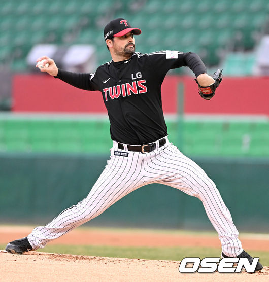 21일 인천 SSG랜더스필드에서 ’2022 신한은행 SOL KBO리그’ 시범경기 SSG 랜더스와 LG 트윈스의 경기가 열렸다.LG 선발 플럿코가 힘차게 공을 뿌리고 있다. 2022.03.21 / dreamer@osen.co.kr