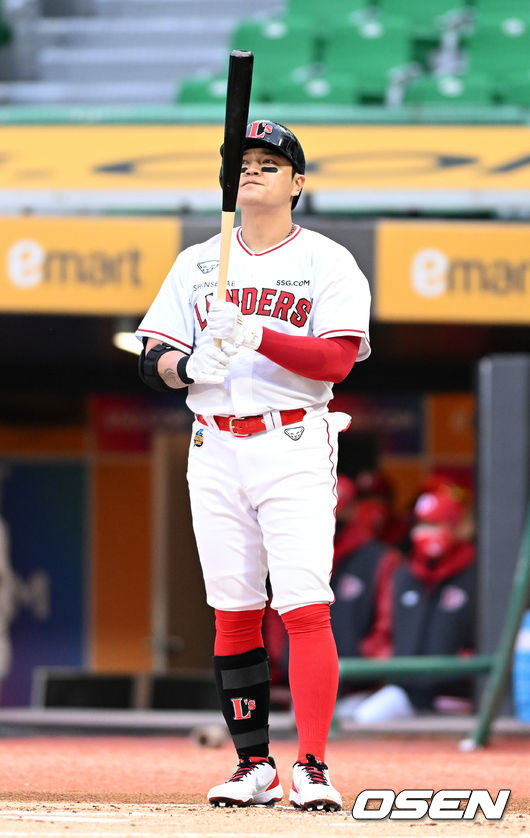 21일 인천 SSG랜더스필드에서 ’2022 신한은행 SOL KBO리그’ 시범경기 SSG 랜더스와 LG 트윈스의 경기가 열렸다.1회말 무사 선두타자로 나선 SSG 추신수가 타석에 들어서고 있다. 2022.03.21 / dreamer@osen.co.kr