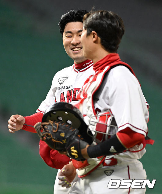 경기를 마무리지은 SSG 투수 김택형과 포수 이흥련이 인사를 나누고 있다. 2022.03.21 / dreamer@osen.co.kr