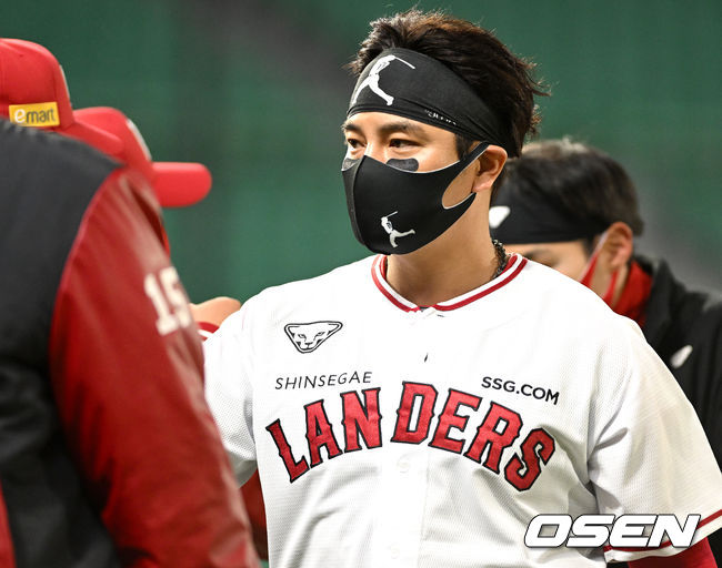 경기를 마치고 SSG 추신수가 동료들과 인사를 나누고 있다. 2022.03.21 / dreamer@osen.co.kr