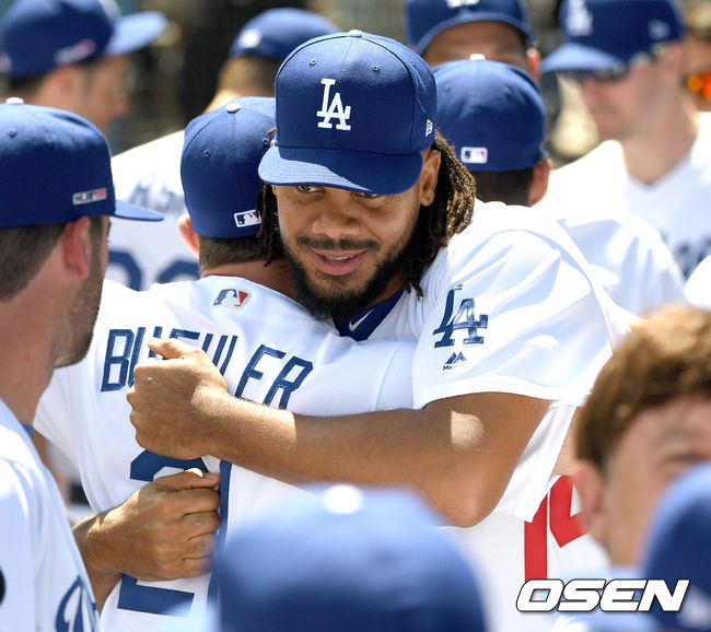 켄리 잰슨이 워커 뷸러와 포옹을 하고 있다. /OSEN DB