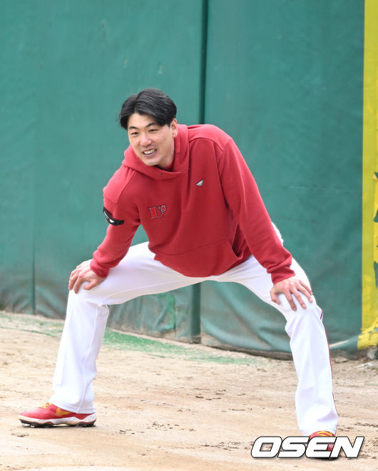 1군에 합류한 SSG 김광현이 스트레칭으로 몸을 풀고 있다. 2022.03.21 / dreamer@osen.co.kr