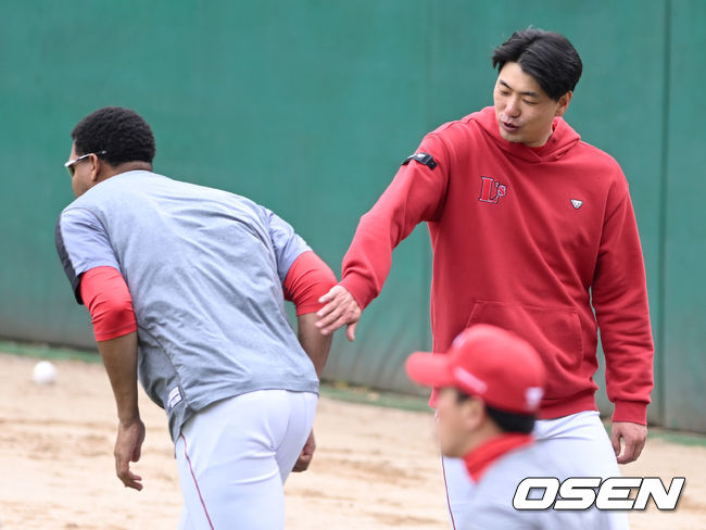 1군에 합류한 SSG 김광현(오른쪽)과 외국인 투수 이반 노바가 러닝 훈련을 펼치고 있다. 2022.03.21 / dreamer@osen.co.kr